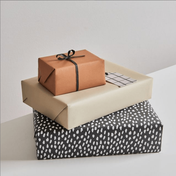 Nachhaltiges Geschnekpapierblatt in drei Farben.Die Farben kann man sich ausschneiden und das Geschenk dann in der jeweiligen einpacken. Maße: 50cm x 70cm pro Bogen